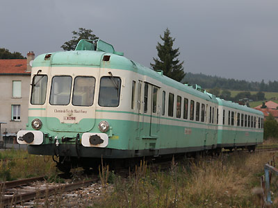 L'X2709 ex-Quercyrail du CFHF ne peut cacher sa parenté avec les X 2400 (26/09/2008)