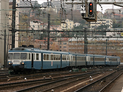 L'X 2910 refoule sa rame dans l'avant-gare de Lyon Perrache (04/12/2004)