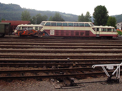 Exposé aux intempéries et aux taggueurs, l'X 4206 de la Citev attendait des jours meilleurs (Capdenac, 25/08/2002)