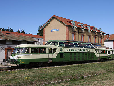 L'X 4208 Livradois-Forez en gare de Sembadel (11/08/2009)