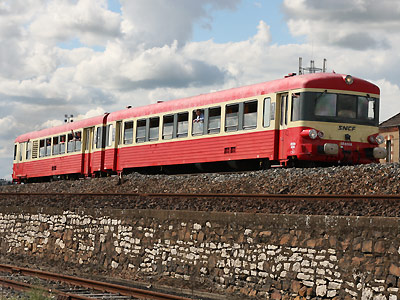 L'X 4395 préservé du TTDA quitte le Festirail de Montluçon (12/06/2010)