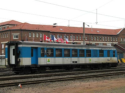 Suite à une avarie, l'X 4412 est isolé. Reims (04/06/2004)