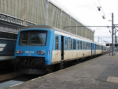 L'X 4438 stationne en gare de Tours (24/12/2002)