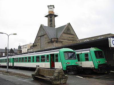 X 4550 et 4615 lourdement rénovés à Dinan (02/11/2002)
