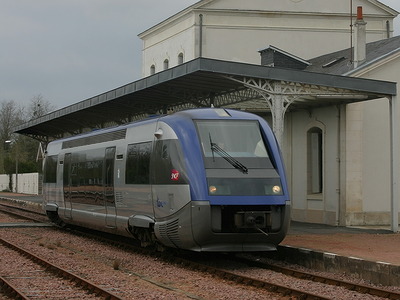 Un X 73500 Centre, sigles Carmillon, en gare de Chinon (15/04/2006)