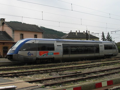 Un X 73500 dans la livrée initiale Languedoc-Roussillon à Marvejols (15/04/2003)