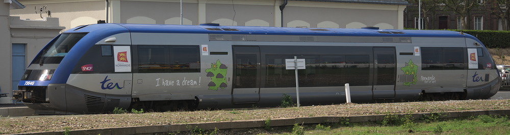 L'X 73646 porte la sympathique seconde version de la livrée Basse-Normandie ("fort et vert"), mais dont les logos sont recouverts par celui de la nouvelle région Normandie (Fécamp, 13/05/2017)