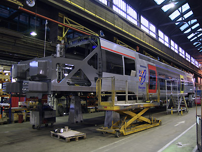L'X 73707 Bourgogne en réparation accidentelle aux ateliers de Nevers-Vauzelles laisse apparaître l'imposant bouclier de protection à déformation programmée de la cabine (11/12/2008)