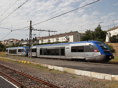 Nord Pas de Calais a cédé ses X 73500 à l'Auvergne. L'Aubrac n'est plus en rame tractée mais formé des X 73768 et 73763, à St Flour (21/08/2012)