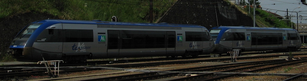 Une UM d'X 73500 Aquitaine en livrée initiale et sigles Desgrippes, menée par l'X 73771 manœuvre à Limoges (28/05/2004)