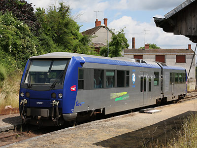L'X 74501 à Luçay le Male, peu avant la fermeture de la section Valançay-Luçay (07/06/2009)