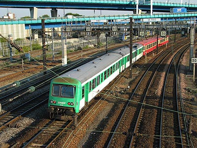 Une composition mixte de deux rames rénovée 
Picarde et d'origine Nord Pas de Calais arrive à Lille (19/09/2003)