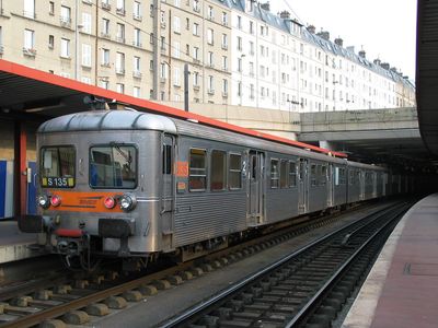 La ZRx 16135, semblable à une RIB, sauf l'attelage automatique, à Paris-Nord (24/04/2003)