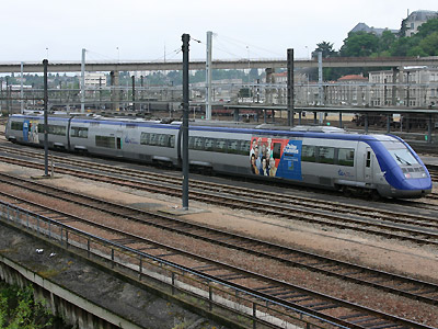 Une Z 21500 Poitou-Charentes stationne à Poitiers (05/05/2005)