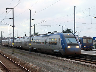 Les Z 21537-38 et 21588-87 à Guingamp (06/02/2015)
